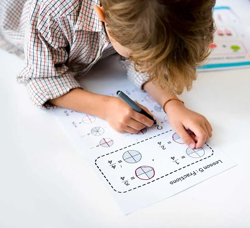photo d'un enfants réalisant des fractions
