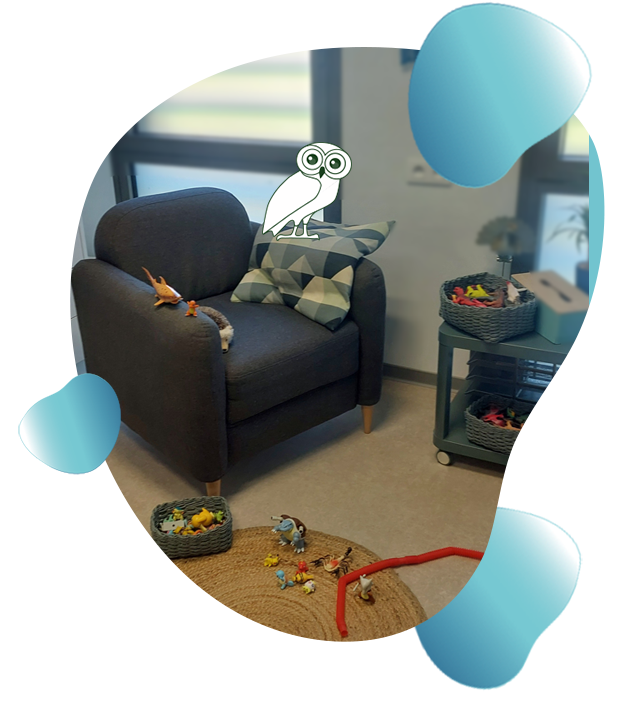 image d'un fauteuil de psychologue avec une chouette et des jeux pour enfants