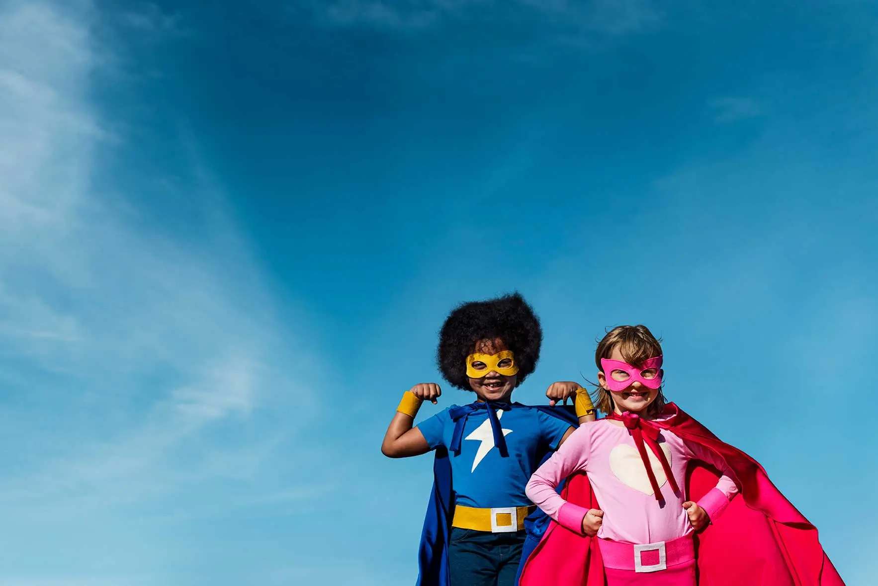 photos de deux enfants deguisés en super hero, une fille et un garçon