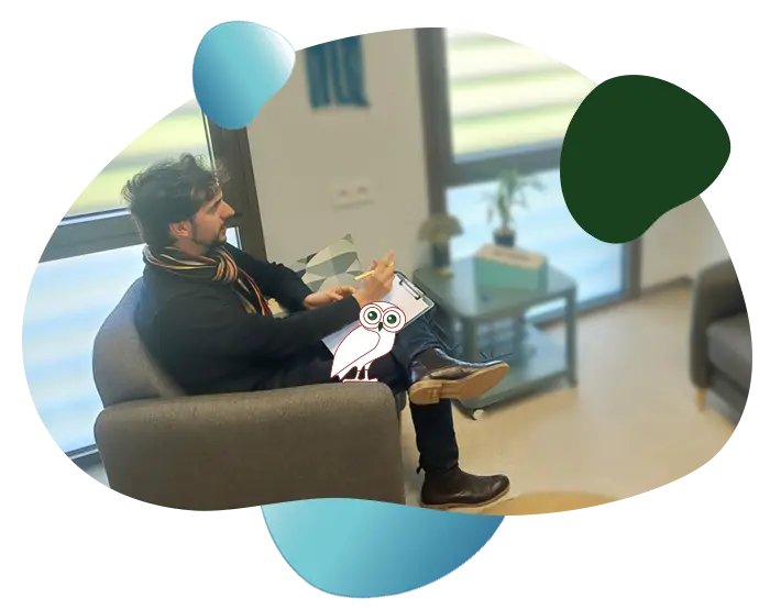 image d'alexandre dedieu avec une chouette posée sur le fauteuil pendant une consultation